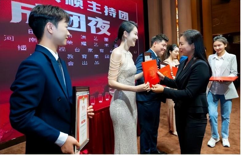 博思花藝婚慶教育，婚慶培訓，花藝培訓，插花培訓，花藝師培訓，主持人培訓，商務主持人培訓，花店運營培訓，花店全系統(tǒng)營銷，小白開花店，小白學主持，金璽棠婚慶酒店，金璽棠總部，鄭州金麻雀教育科技有限公司