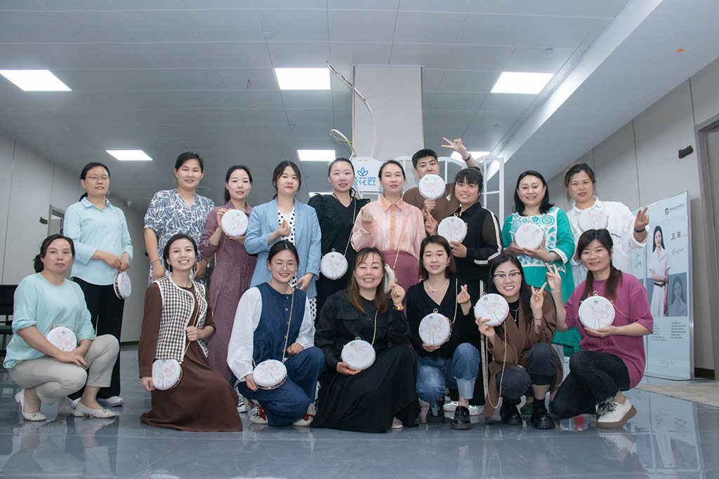 博思花藝婚慶教育，婚慶培訓，花藝培訓，插花培訓，花藝師培訓，主持人培訓，商務主持人培訓，花店運營培訓，花店全系統(tǒng)營銷，小白開花店，小白學主持，金璽棠婚慶酒店，金璽棠總部，鄭州金麻雀教育科技有限公司