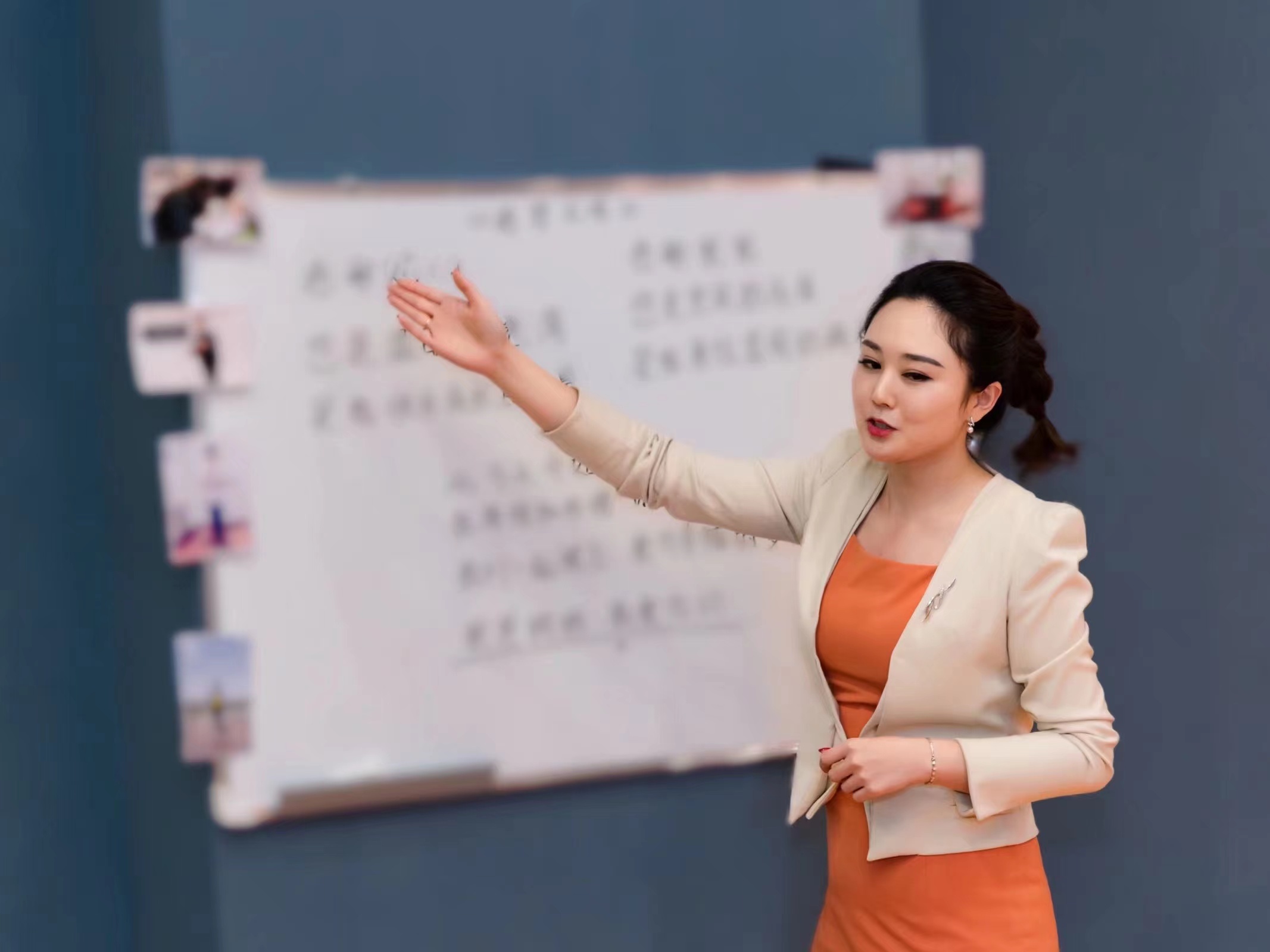 博思花藝婚慶教育，婚慶培訓(xùn)，花藝培訓(xùn)，插花培訓(xùn)，花藝師培訓(xùn)，主持人培訓(xùn)，商務(wù)主持人培訓(xùn)，花店運(yùn)營(yíng)培訓(xùn)，花店全系統(tǒng)營(yíng)銷，小白開(kāi)花店，小白學(xué)主持，金璽棠婚慶酒店，金璽棠總部，鄭州金麻雀教育科技有限公司