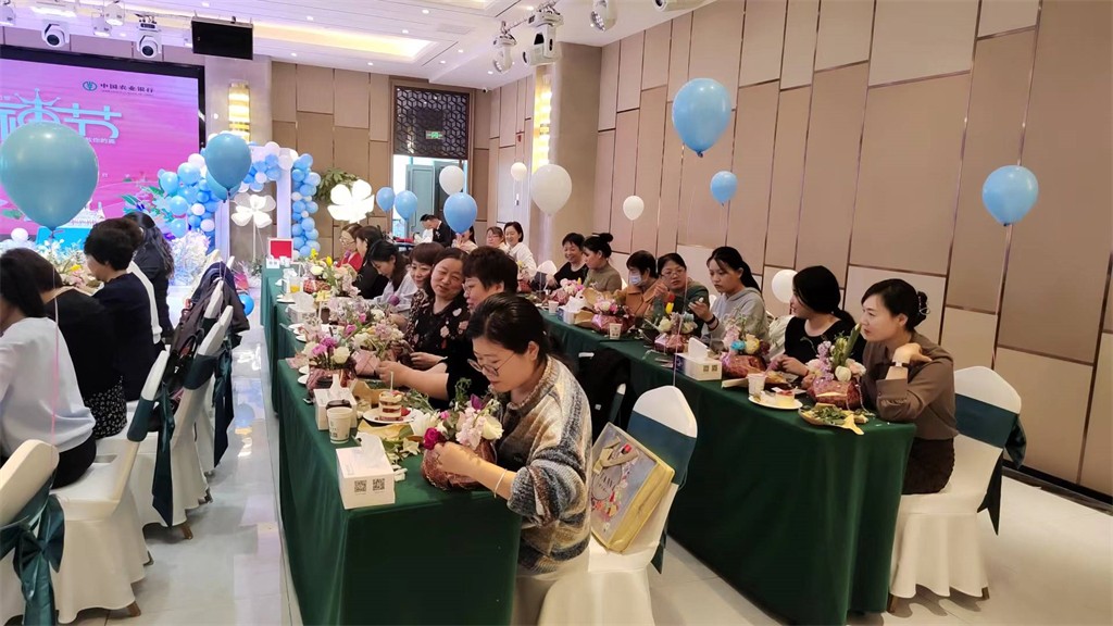 博思花藝婚慶教育，婚慶培訓，花藝培訓，插花培訓，花藝師培訓，主持人培訓，商務主持人培訓，花店運營培訓，花店全系統(tǒng)營銷，小白開花店，小白學主持，金璽棠婚慶酒店，金璽棠總部，鄭州金麻雀教育科技有限公司