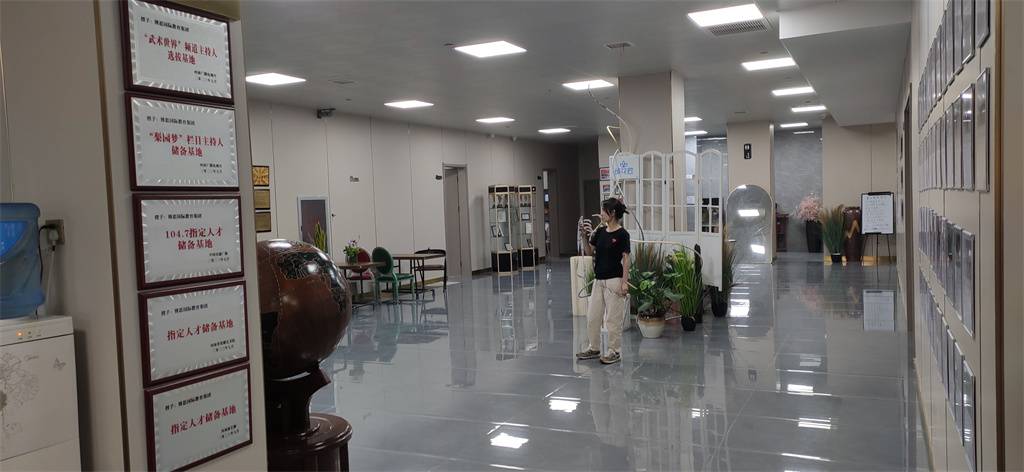 博思花藝婚慶教育，婚慶培訓(xùn)，花藝培訓(xùn)，插花培訓(xùn)，花藝師培訓(xùn)，主持人培訓(xùn)，商務(wù)主持人培訓(xùn)，花店運營培訓(xùn)，花店全系統(tǒng)營銷，小白開花店，小白學(xué)主持，金璽棠婚慶酒店，金璽棠總部，鄭州金麻雀教育科技有限公司