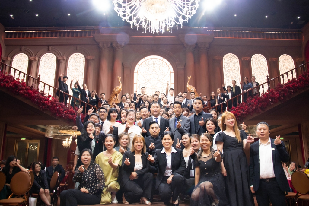 博思花藝婚慶教育，婚慶培訓(xùn)，花藝培訓(xùn)，插花培訓(xùn)，花藝師培訓(xùn)，主持人培訓(xùn)，商務(wù)主持人培訓(xùn)，花店運(yùn)營(yíng)培訓(xùn)，花店全系統(tǒng)營(yíng)銷(xiāo)，小白開(kāi)花店，小白學(xué)主持，金璽棠婚慶酒店，金璽棠總部，鄭州金麻雀教育科技有限公司