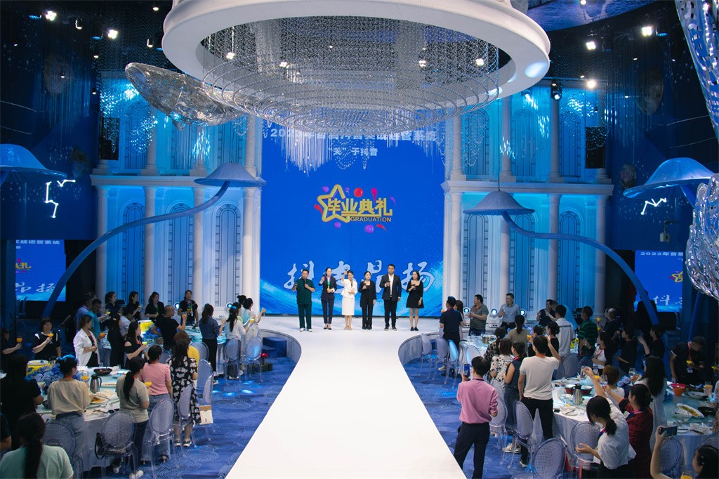 博思花藝婚慶教育，婚慶培訓(xùn)，花藝培訓(xùn)，插花培訓(xùn)，花藝師培訓(xùn)，主持人培訓(xùn)，商務(wù)主持人培訓(xùn)，花店運營培訓(xùn)，花店全系統(tǒng)營銷，小白開花店，小白學主持，金璽棠婚慶酒店，金璽棠總部，鄭州金麻雀教育科技有限公司