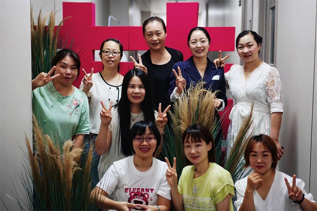 博思花藝婚慶教育，婚慶培訓(xùn)，花藝培訓(xùn)，插花培訓(xùn)，花藝師培訓(xùn)，主持人培訓(xùn)，商務(wù)主持人培訓(xùn)，花店運營培訓(xùn)，花店全系統(tǒng)營銷，小白開花店，小白學主持，金璽棠婚慶酒店，金璽棠總部，鄭州金麻雀教育科技有限公司